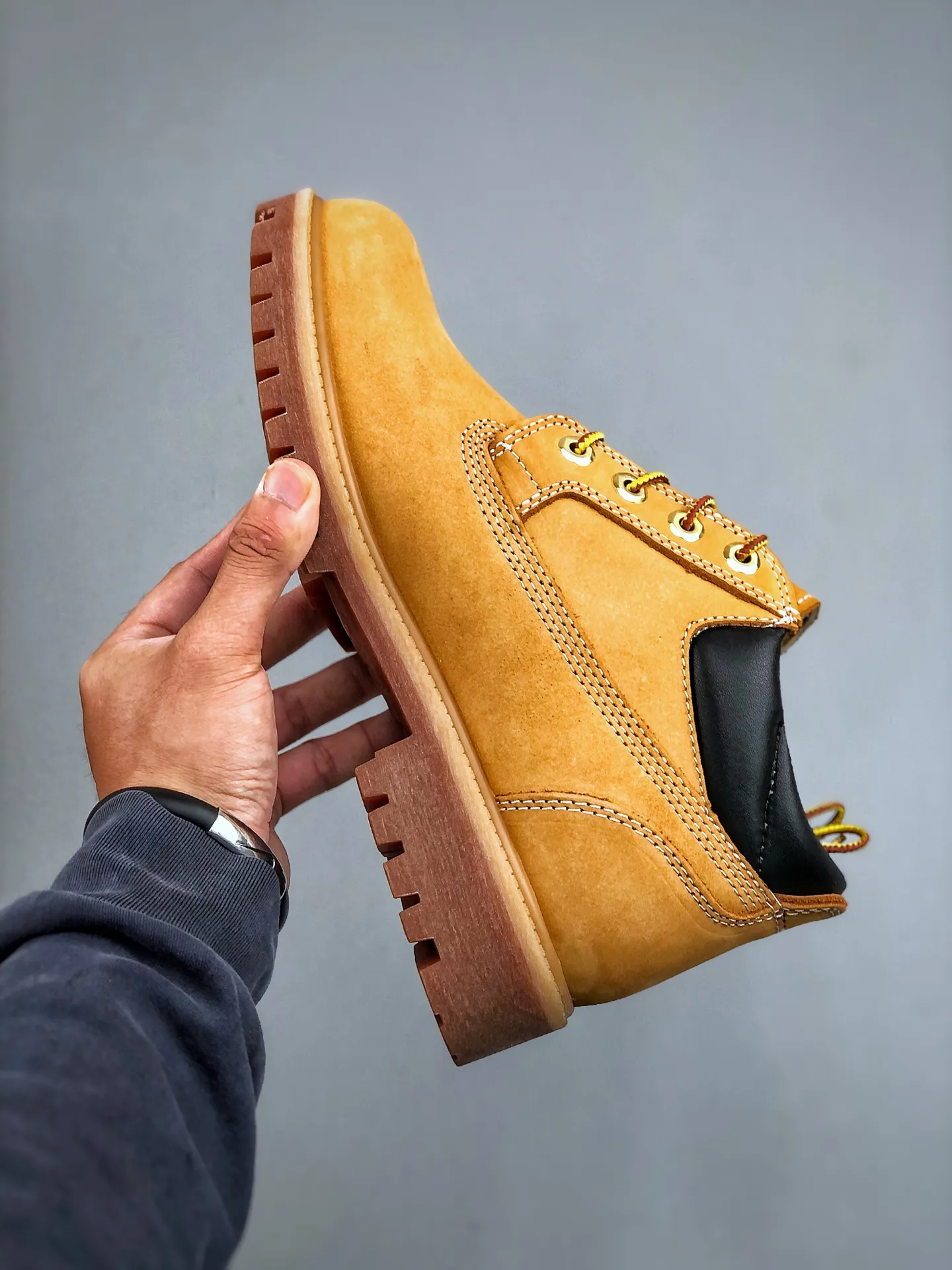 Local self-pickup 💰700 supports store placement, you can get the pure and original top quality, one-to-one original development version, Timberland, not bad at kicking/classic mid-top yellow 23061 Produced by the original channel of Zhongshan Baoyuan, the top-notch technology is newly upgraded, it can be called a genuine copy machine, the original imported waterproof leather, the original anti-counterfeiting label, the purple light can be scanned, the computer sewing line, the four lines are aligned, the horizontal folding is dynamic and water-repellent, the top genuine consistent injection molding process Art Rubber non-slip outsole resists cold and cracks Authentic and consistent all-leather collar/lining/shoes Equipped with anti-fatigue shock-absorbing honeycomb insole Highly comfortable Full set of original packaging accessories (comes with shoelaces, cleaning eraser, and counter bag) Size: 35 36 37 38 39 39.5 40 41 42 43 44 45 Men’s size runs one size larger